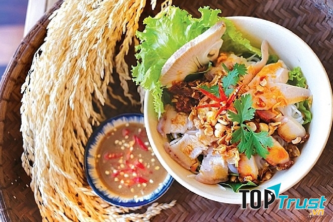 Ở Đà Nẵng, muốn ăn bún mắm nêm ngon, người ta thường tìm khu ẩm thực nằm ở kiệt 23 đường Trần Kế Xương. Đây là địa chỉ lui tới của nhiều thực khách thích món ăn này.