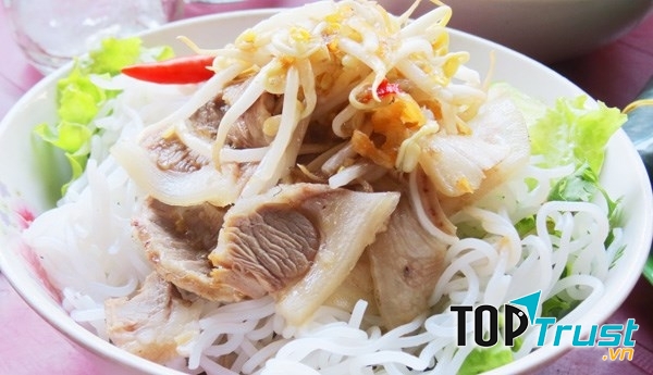 Quán Huế nhỏ Bích Liên lúc trước nằm trong hẻm 400 Lê Văn Sỹ (quận 3), nay đã dời về con hẻm 351 cũng nằm ởgần đó.