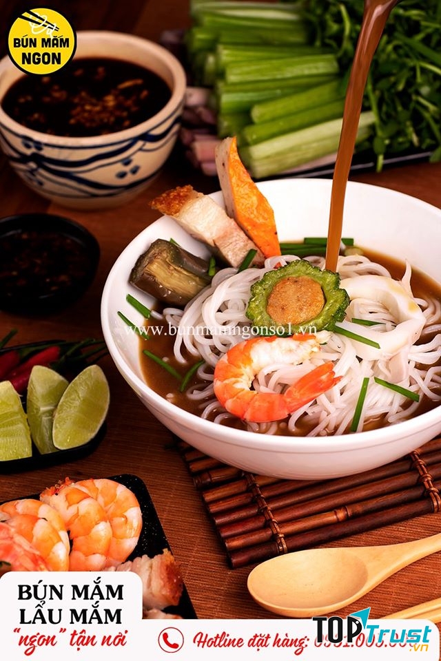 Vị ngọt của các loại hải sản, vị mặn đậm đà của mắm cùng vị thanh mát của các loại rau khiến bún mắm trở thành món ăn được yêu thích