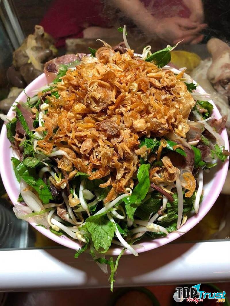 Bún và miến không bị mềm quá,mà có độ dai vừa phải, được trộn rất thám vị, nước trộn của chủ quán đã giúp món ăn có được hương vị rất riêng.