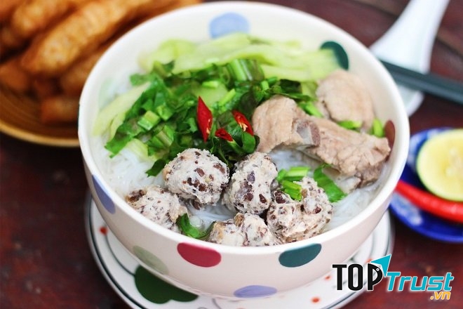Những viên mọc được làm từ thịt hoặc giò sống, ngọt, dai dai, thơm ơi là thơm đặt giữa tô bún, thêm sườn non, nấm hương và hành lá.