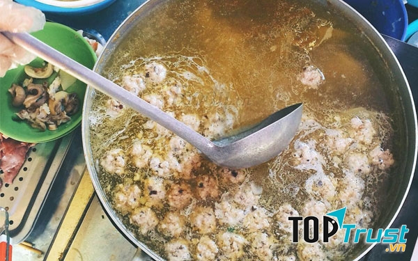 Bún mọc dọc mùng Hàng Trống