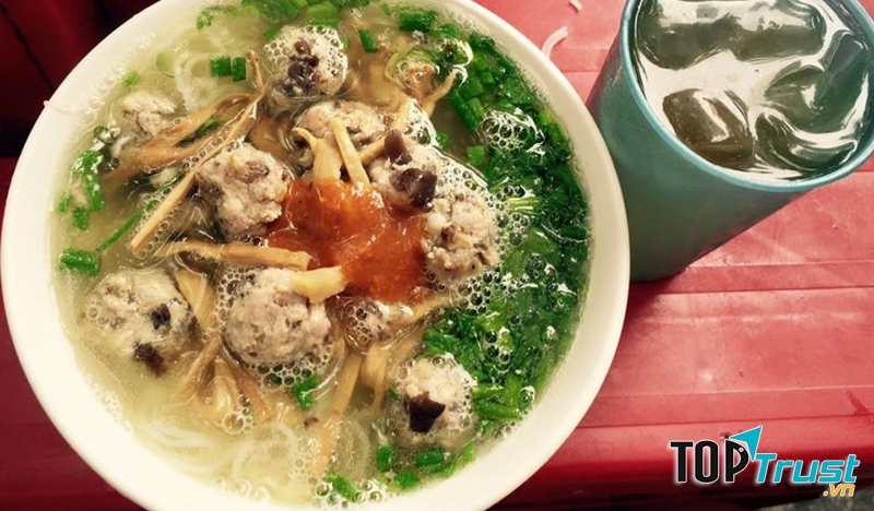 bún mọc Hàng Lược.Chợt nhìn thoáng qua, thực khách sẽ chẳng thể nào quên được hình ảnh tô bún đầy ắp với màu đỏ của ởt cay, với màu nâu của măng khô, màu xanh của hành hoa.