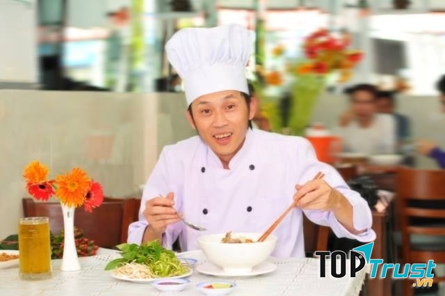 Hoài Linh tại quán