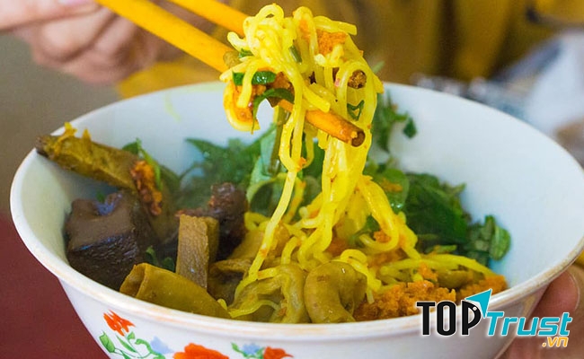 Bún nghệ xào lòng hấp dẫn