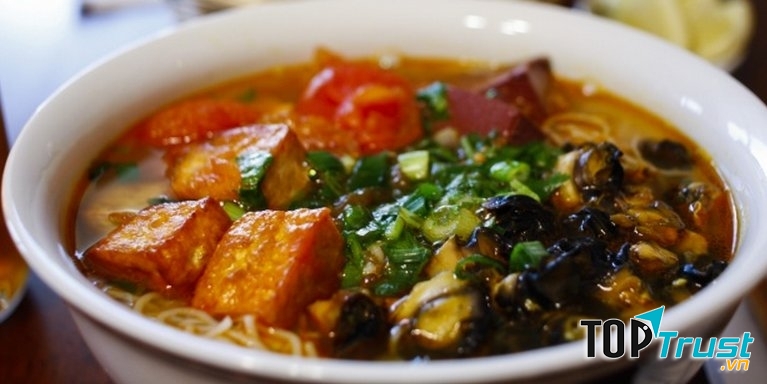 Bún ốc là lựa chọn hợp lí cho bữa sáng của người dân thủ đô.