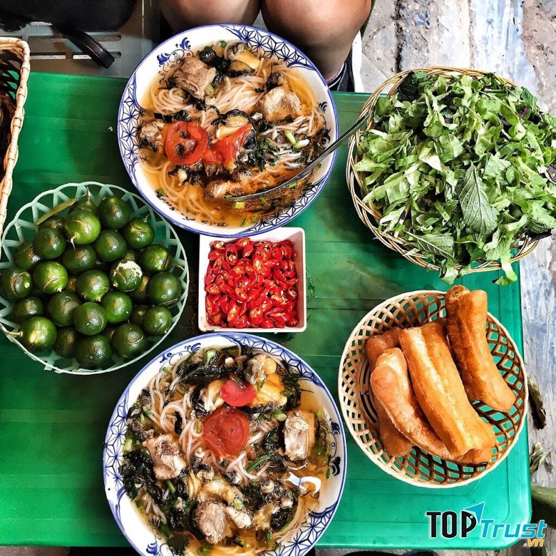 Bún ốc luôn sặc sỡ sắc màu của cà chua chưng, những con ốc béo mỡ màng, chuối đậu vàng ươm.