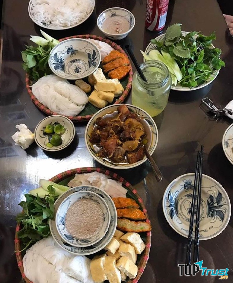 Bún đậu mắm tôm của quán của rất đầy đủ topping và có chất lượng, được khách đánh giá cao.