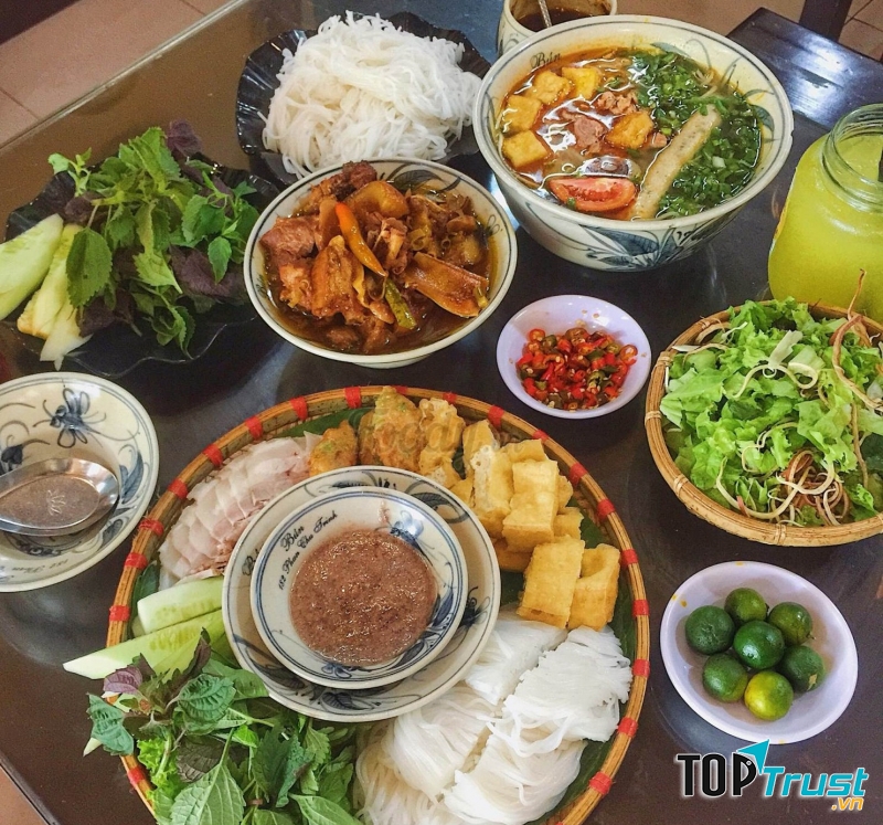 Món bún ốc của quán vô cùng hấp dẫn, bát bún bê ra nhìn đã thấy đầy đặn lại còn có một hương thơm dễ chịu kích thích vị giác