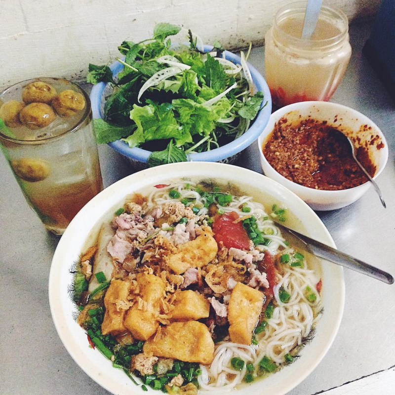 Bún ốc, bún riêu có hương vị đậm đà, ốc và riêu cua được chọn từ những nguyên liệu sạch và tươi nhất.