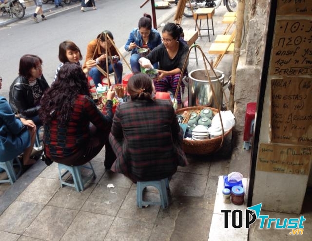 Gánh bún được khá nhiều thực khách vây quanh.