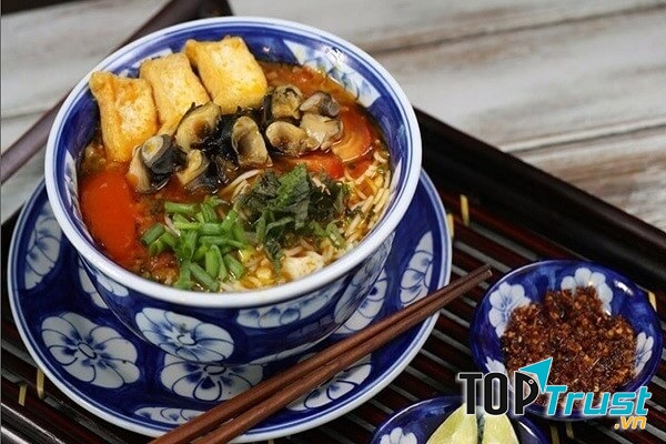 Một chút hương vị chua ngọt, cay cay, thêm chút mắm tôm tạo nên một bán bún ốc hoàn hảo.