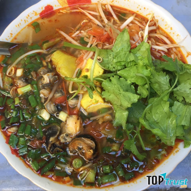 Bát bún ốc của địa chị này được đánh giá cao khi có vị ngon chuẩn phong cách truyền thống