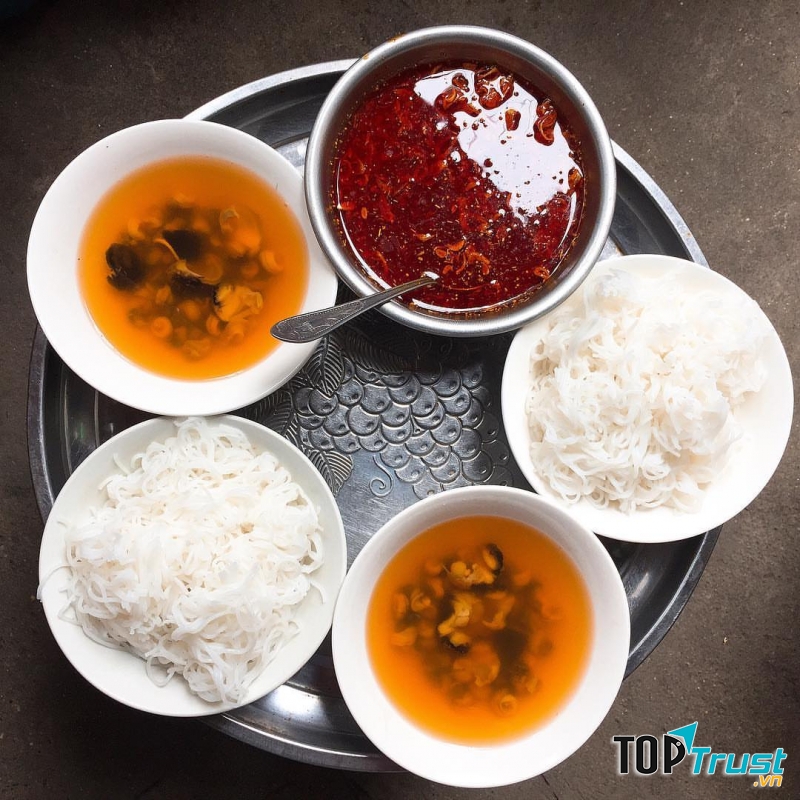 Suất bún ốc cô Báu