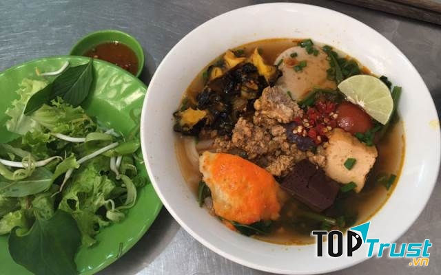 Đậu hủ cũng được cho thêm miến, chiên lên giòn rụm rất ngon miêng