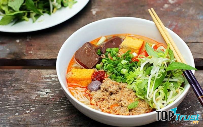 Bún riêu có vị ngọt đậm, nước dùng hơi chua, phảng phất mùi cua đồng.