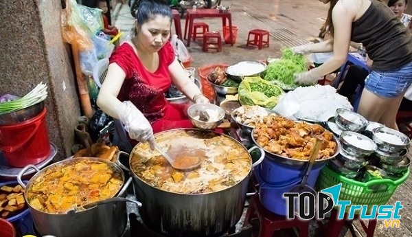 Dù là quán bún riêu vỉa hè nhưng rất đông khách