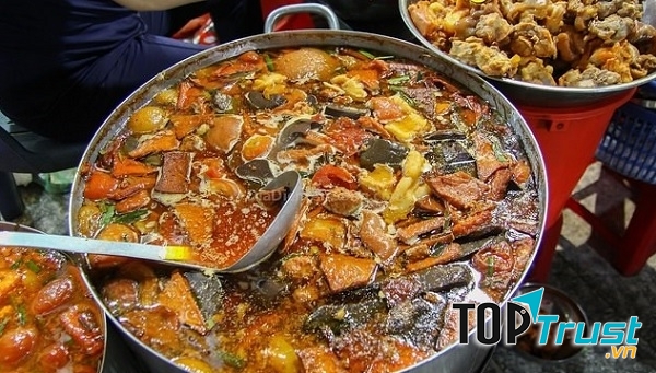 Nồi bún riêu bắt mắt