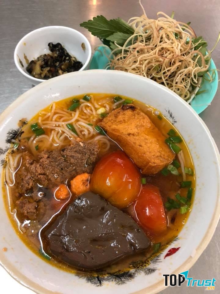 Bún riêu quán Cây Mận có hai loại là bún riêu cua và bún riêu ốc