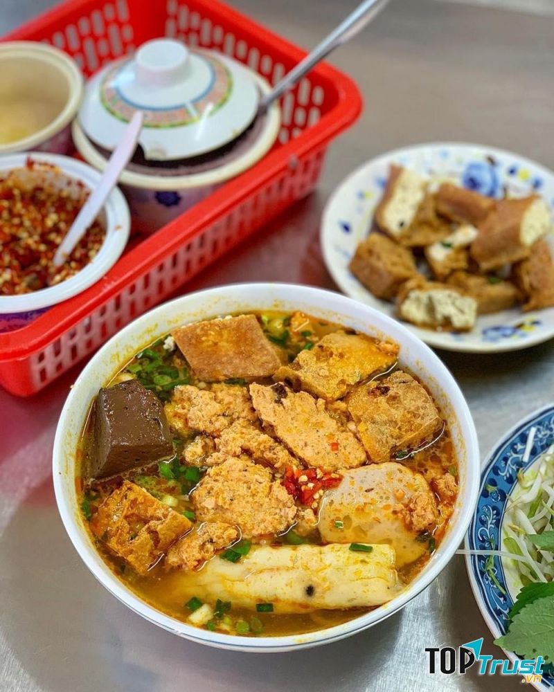 Món ăn được chuẩn bị khá nhanh, dù quán đông nhưng thực khách không phải đợi quá lâu