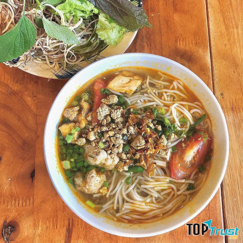 Tô bún riêu vừa vặn, nêm nếm hợp khẩu vị và vệ sinh