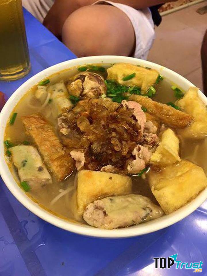 Bát bún riêu cua bò thêm trứng vịt lộn vô cùng hấp dẫn