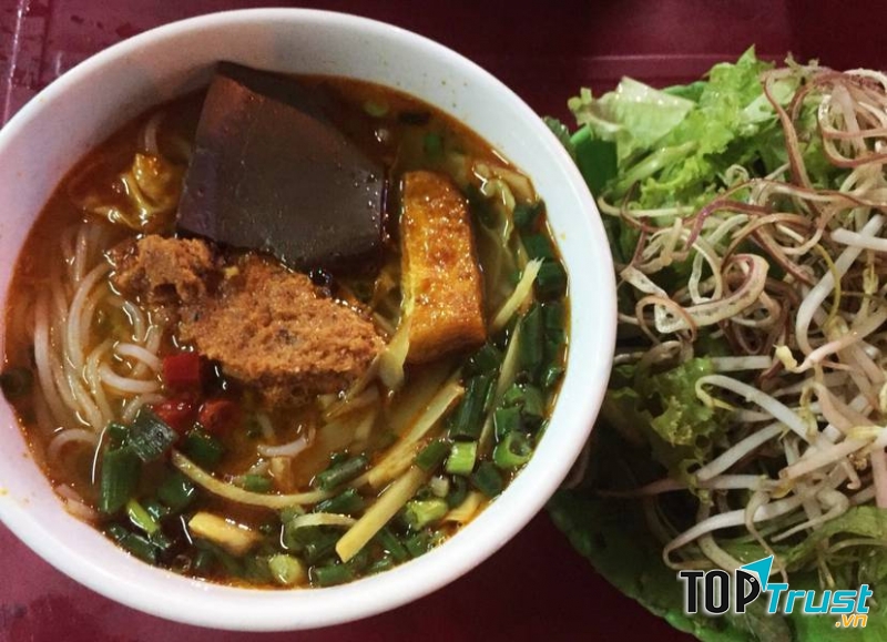 Bún riêu cua O Tâm là quán bún riêu nổi tiếng với tô bún riêu đầy ắp nguyên liệu cả chả cua to đến bún, măng, huyết, bắp cải, đậu phụ, cà chua