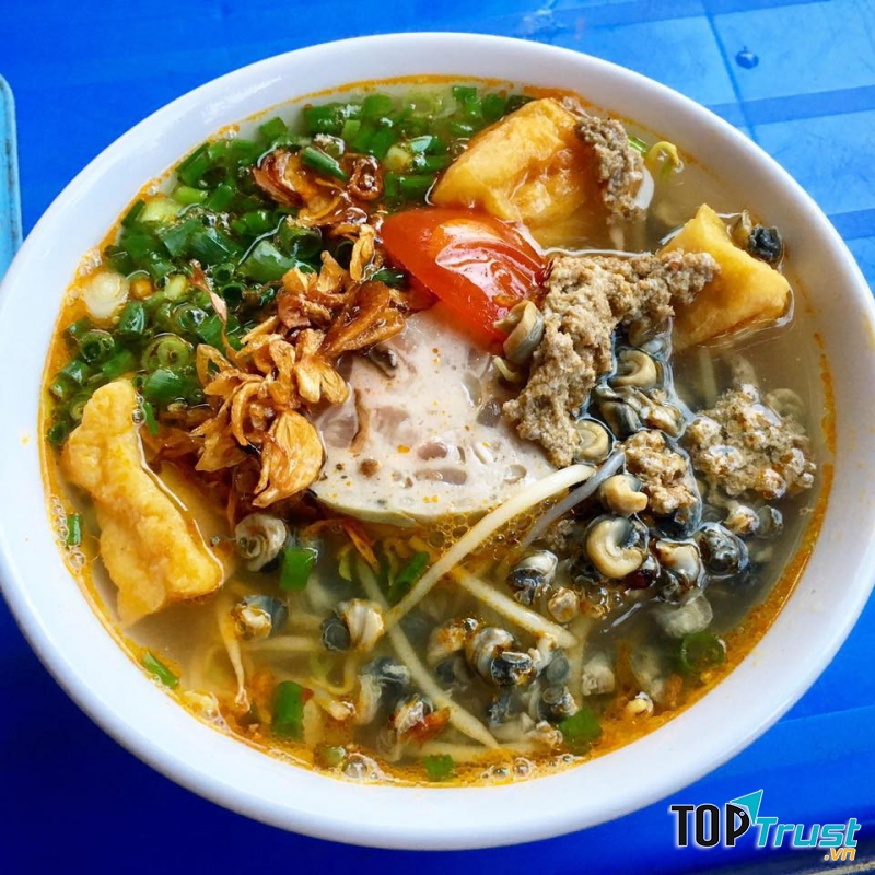 Tô bún riêu hấp dẫn với đầy đủ topping cần có