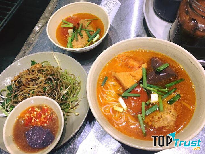 Đây là một địa chỉ bán bún riêu có kinh nghiệm nhiều năm, đã gắn liền với rất nhiều thực khách Sài Gòn