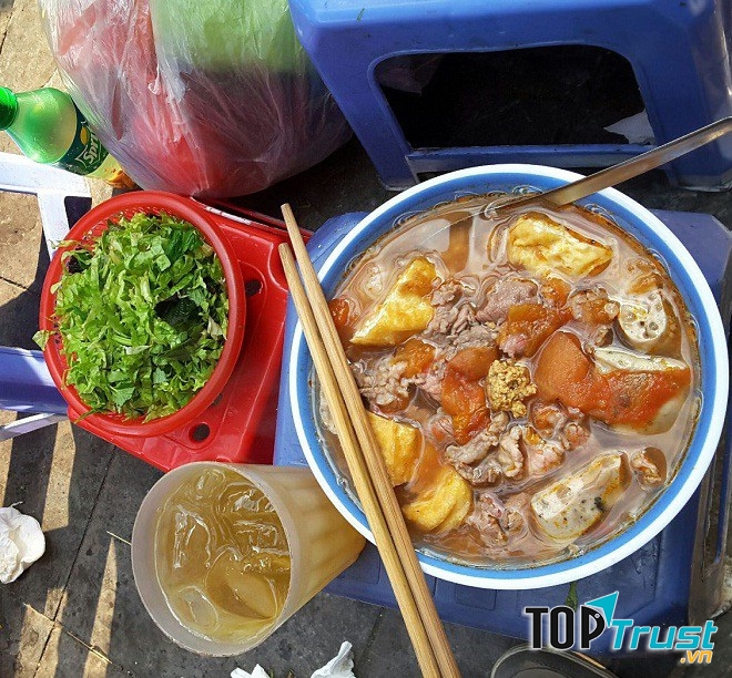 Bún riêu đầy đặn, nhiều gạch cua, đậu,...