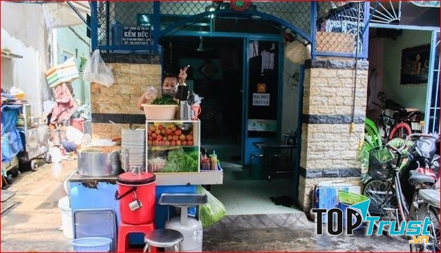 Quán bún riêu nổi tiếng trên con hẻm Ông Tiên