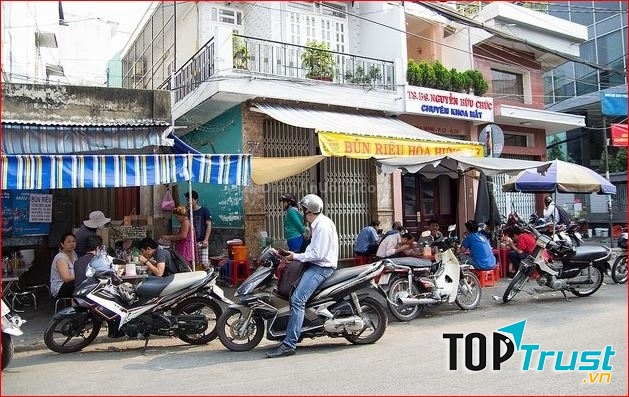 Quán nằm ngay mặt đường