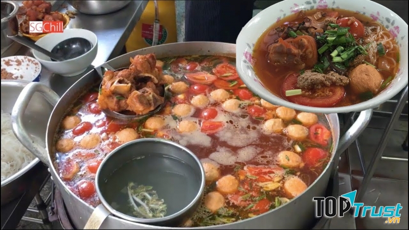 Bún riêu thơm ngon và đa dạng topping