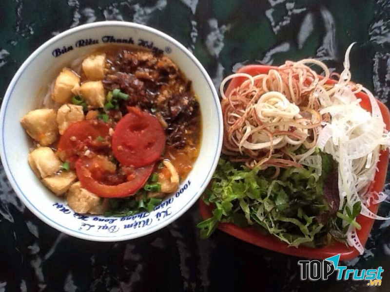 Một địa điểm ăn sáng không thể bỏ qua ở Hà Nội đó chính là Bún riêu Thanh Hồng