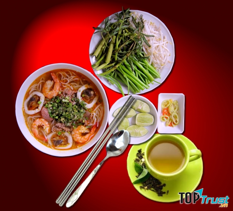 Chỉ với 20K, bạn đã có một tô bún súng thơm ngon