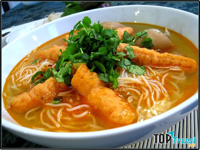 Điểm đặc biệt ở đây nằm ở nước dùng, có màu nâu