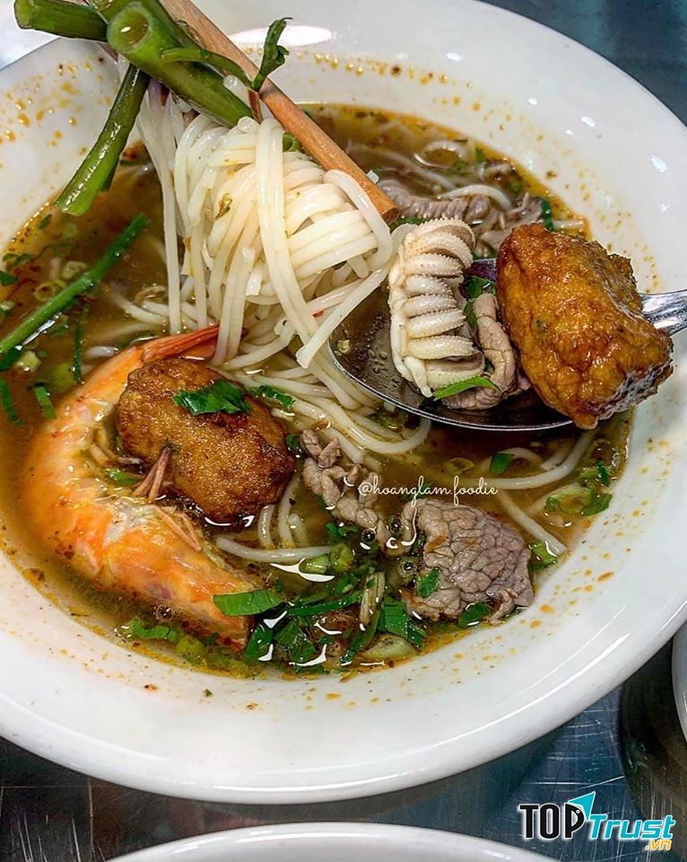 Nước lèo ở đây chua chua, ngọt ngọt