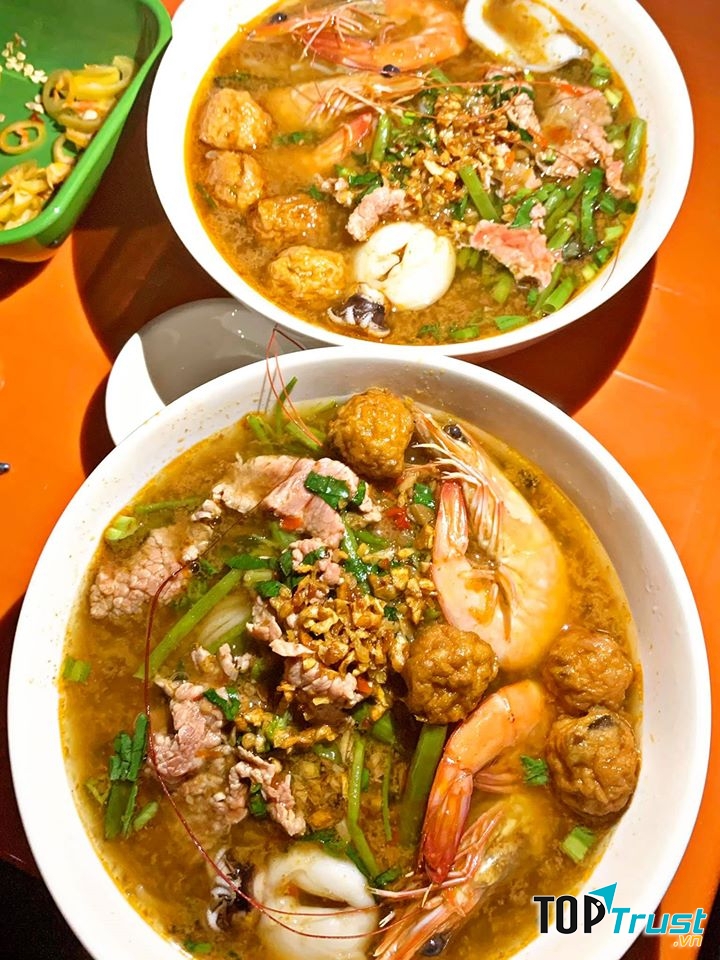 Phần bún đầy đặn với nhiều loại topping