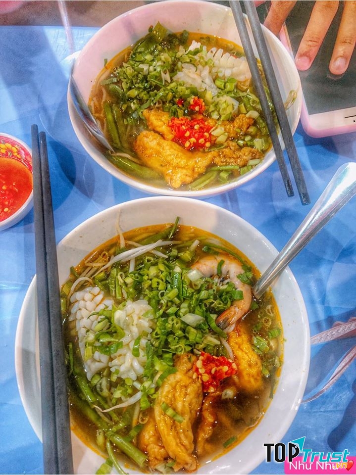 Nước dùng đậm đà, hải sản được cho khá nhiều, tươi và đẫm vị