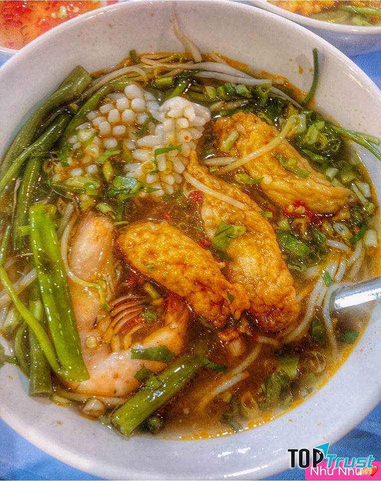 Món bún thái hải sản gây sức hút với hương vị siêu cay đặc trưng, bạn sẽ vừa ăn vừa hít hà nhưng chẳng thể dừng đũa