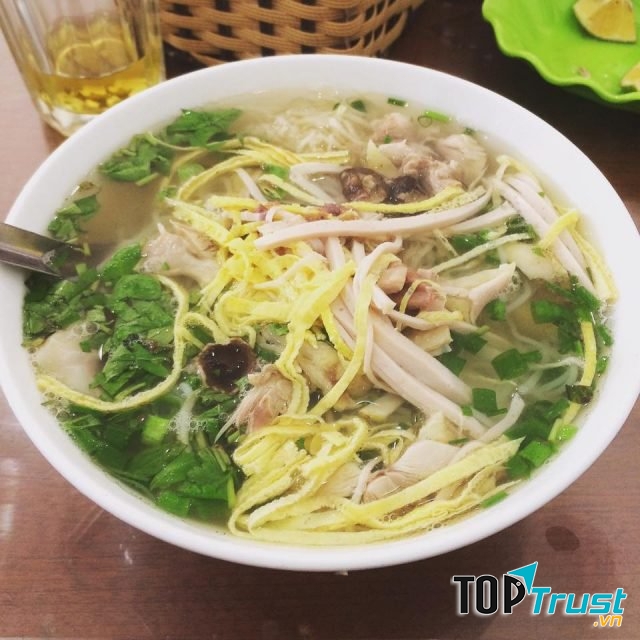 Bún thang có đầy đủ các nguyên liệu: giò, trứng thái nhỏ, gà xé nhỏ, củ cải, rau răm, nấm, mắm tôm