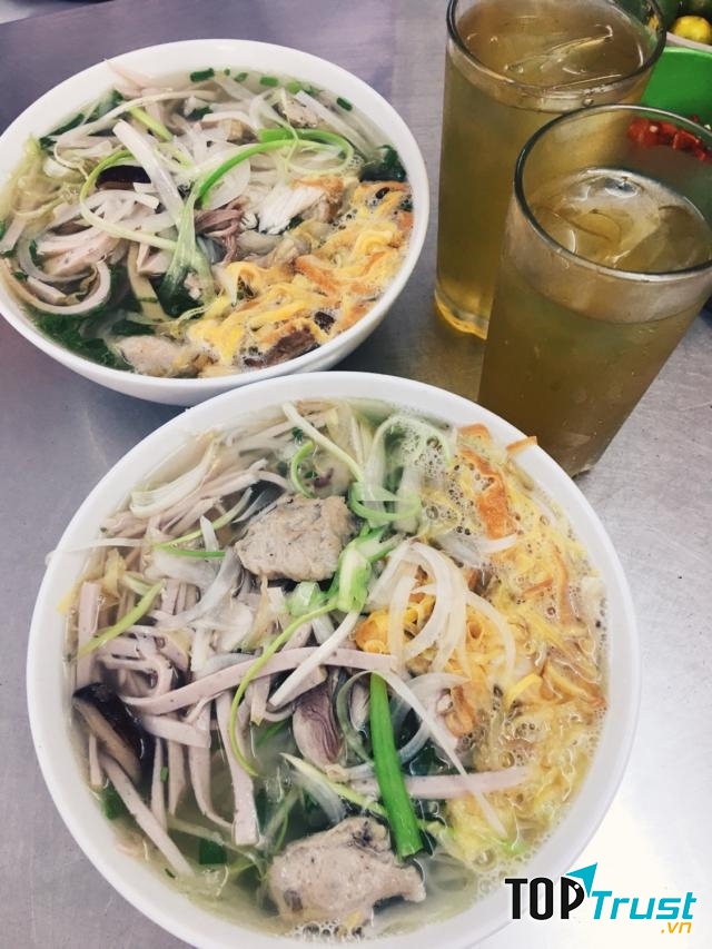 Tô bún thang của quán rất đầy đặn.