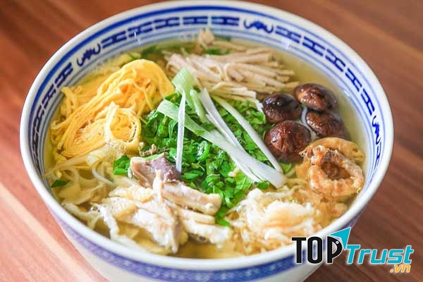 Bạn có thể tìm đến những địa điểm như 59 Hàng Lược, Hàng Hành, Hàng Hòm và 48 Cầu Gỗ, Lương Văn Can, bún thang Bà Tú… để thưởng thức món bún thang – tinh túy của ẩm thực Hà Thành này nhé!