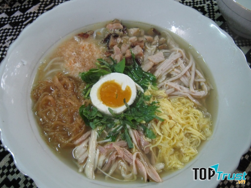 Bún thang và Phở gà Tư Lùn