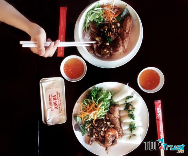 Bún thịt nướng và chả giò