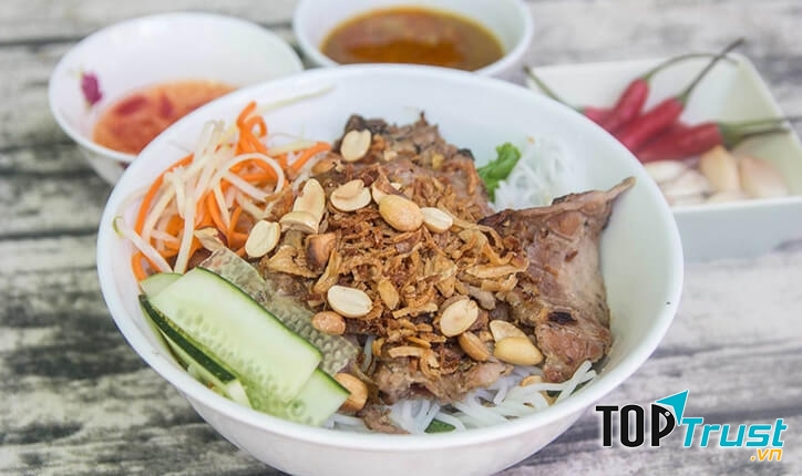 Bún thịt nướng Bà Tuyết