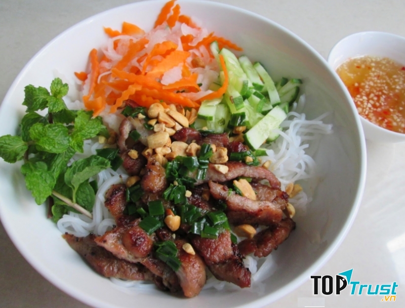 Bún thịt nướng cô Sáu