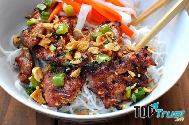 Thịt được nướng chín thơm ngon, tẩm ướp kĩ lưỡng, ăn cùng với bún và rau sống, nước chấm nữa thì tuyệt cú mèo.