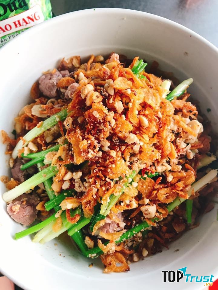 Món bún này khá độc đáo và lạ miệng nhưng vô cùng quyến rũ, một phần bún đầy ăm ắp topping rất bắt mắt.