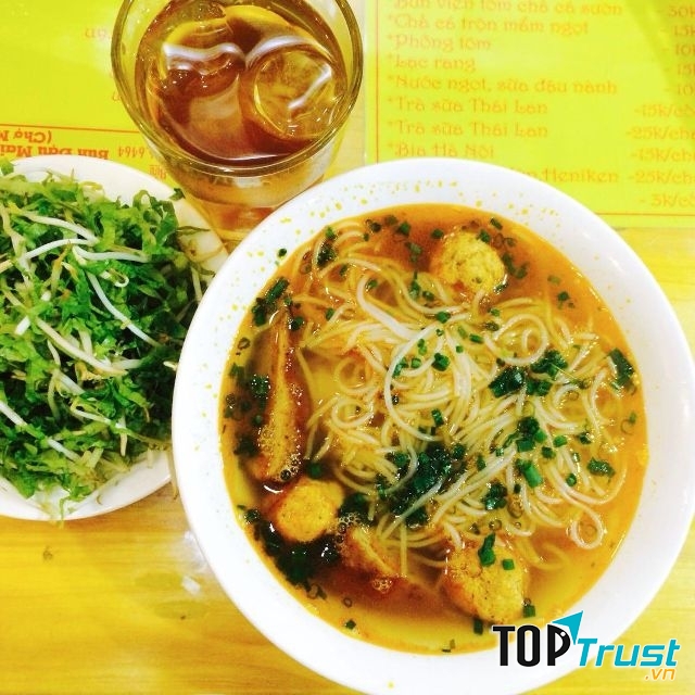 Một tô Bún Viên Tôm đầy đủ bao gồm: 3 viên tôm, 1 miếng sườn dẻ, 3 miếng chả cá